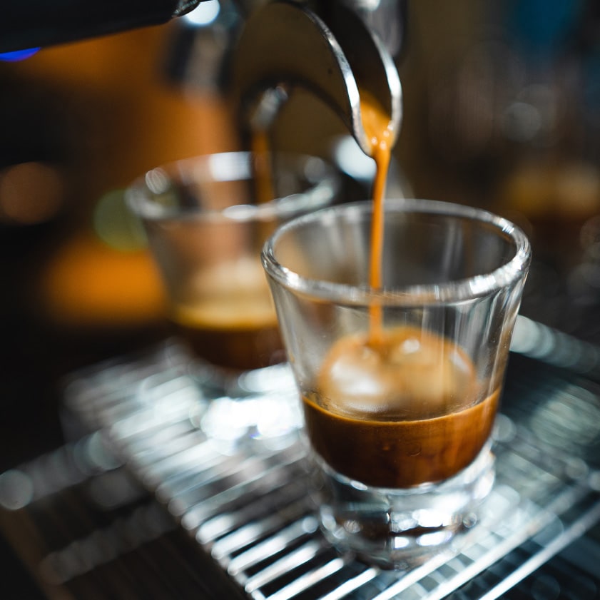 zwei espresso gläser werden gefüllt